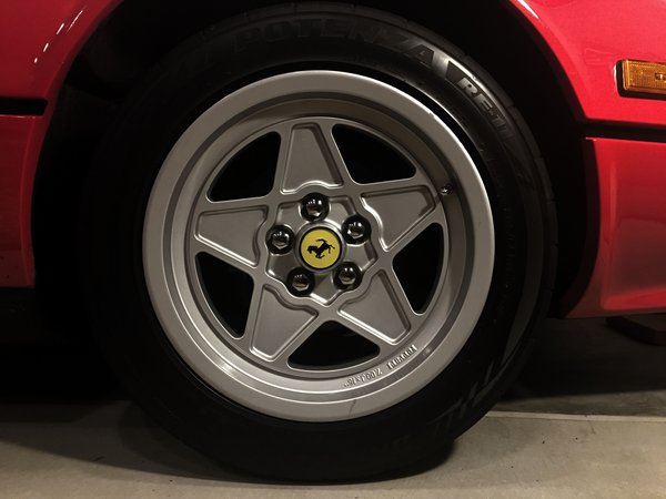 1983 Ferrari 308 GTS QV front wheel viewed from straight on.JPG